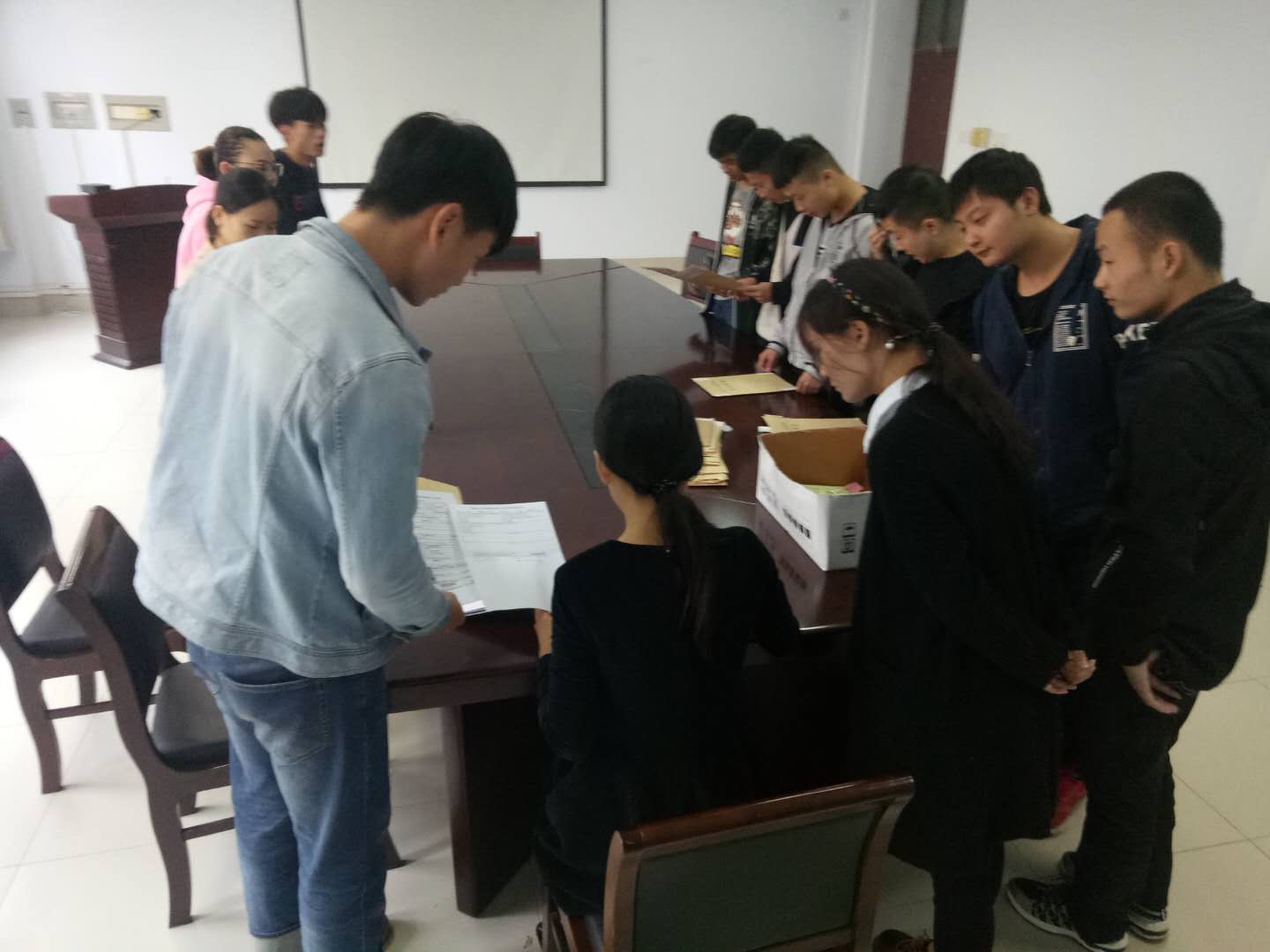 辅导员逐一审核证件2