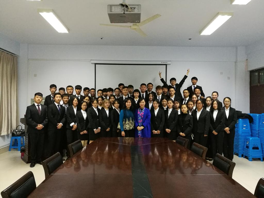 全体团学干部与程燕老师合影留念