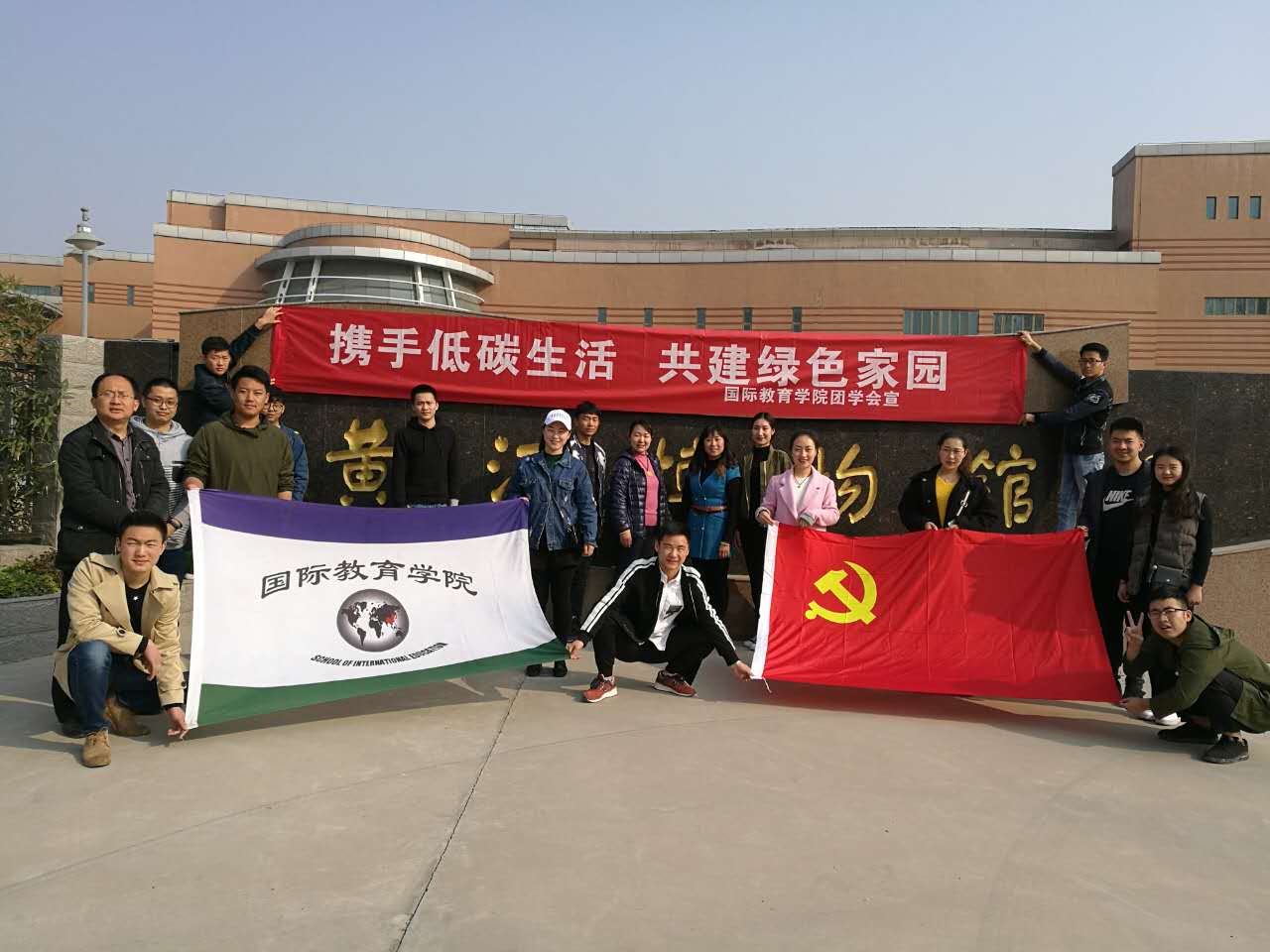 党员积极分子志愿者合影