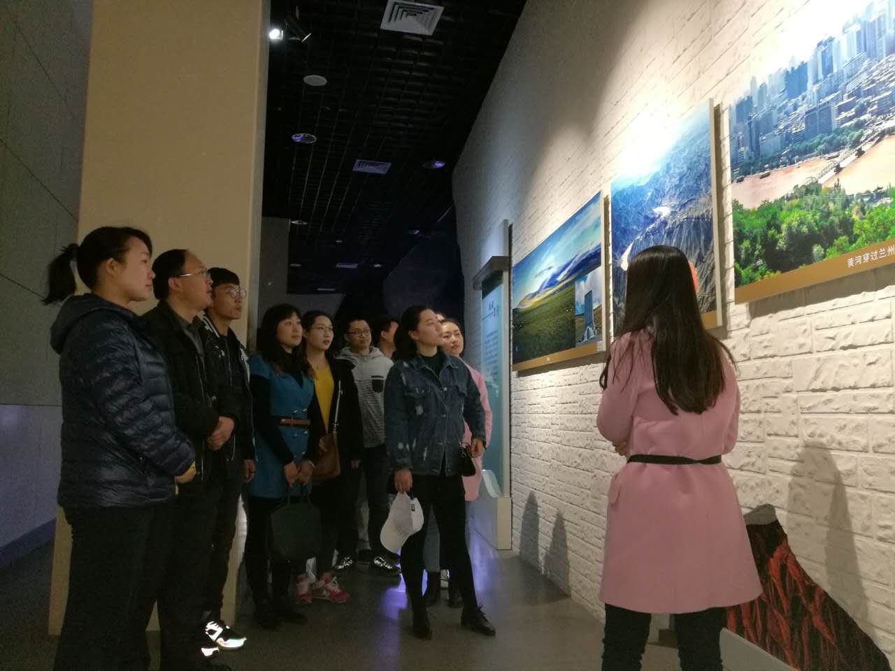 讲解员讲解