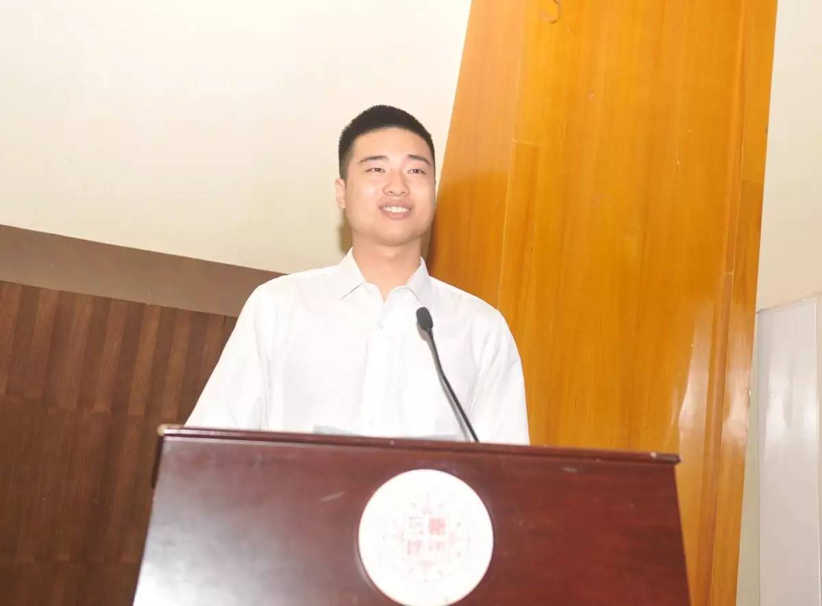 毕业生代表孙可成发言