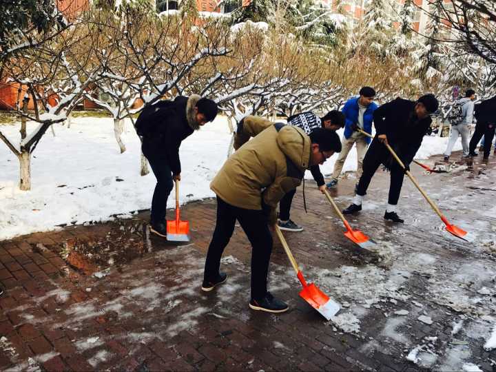 清理教学楼前