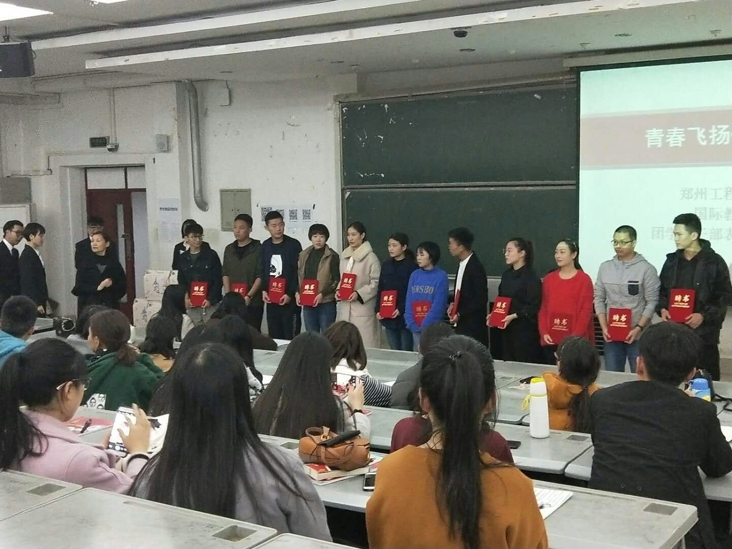 为上任干部颁发聘书