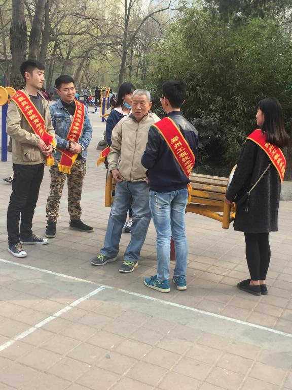 跟老人谈心聊天