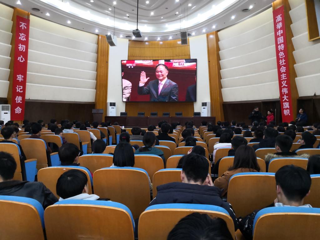 学院老师在报告厅观看