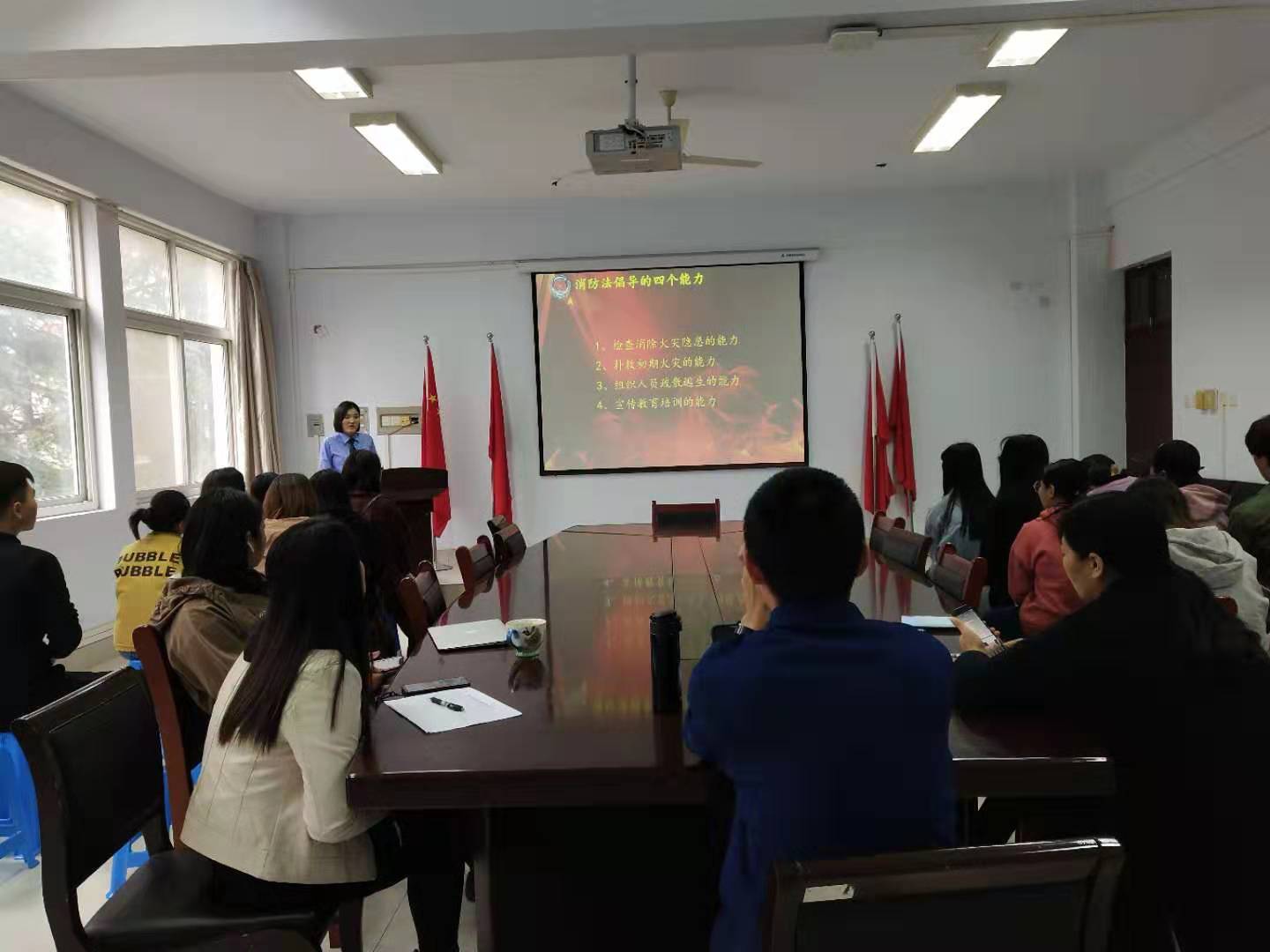 学院师生认真听讲座