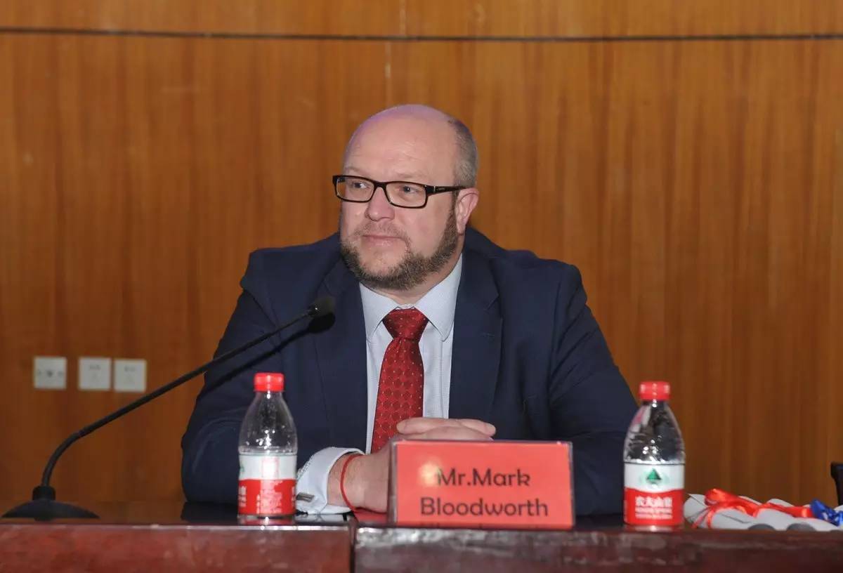 英国奇切斯特学院国际合作总监Mark Bloodworth讲话